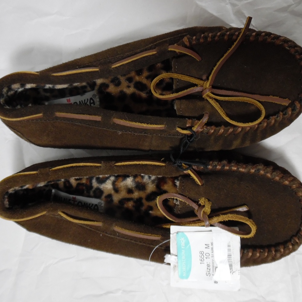 Minnetonka ladies brown slippers Suede Leather